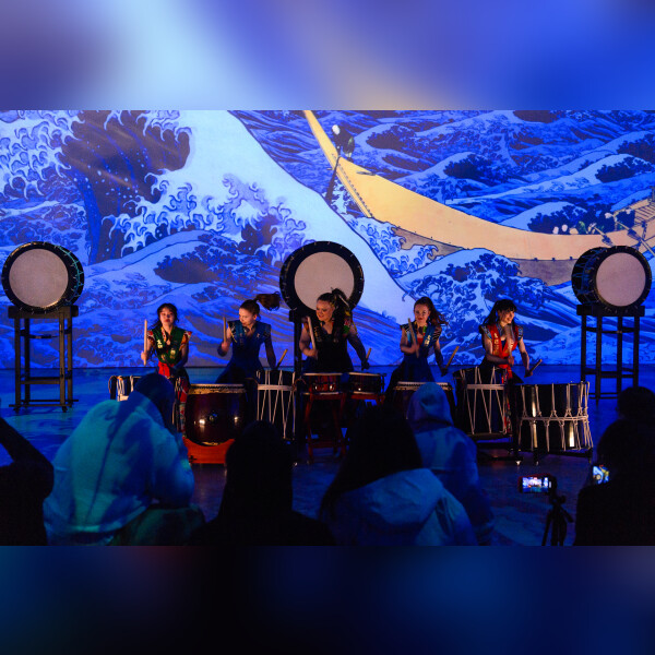 Шоу японских барабанщиков Sakura-fubuki на выставке «Искусство Японии: от Хокусая до современности»