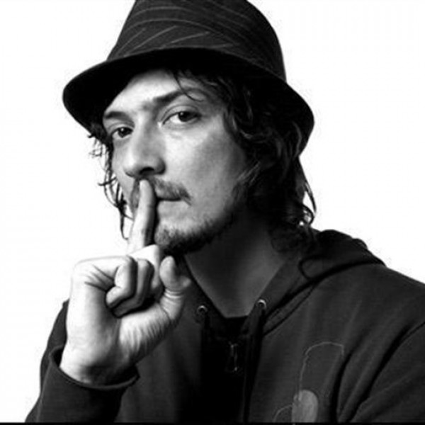 León Larregui