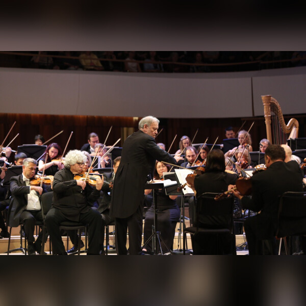 Симфонический оркестр Мариинского театра. Дирижёр — Валерий Гергиев