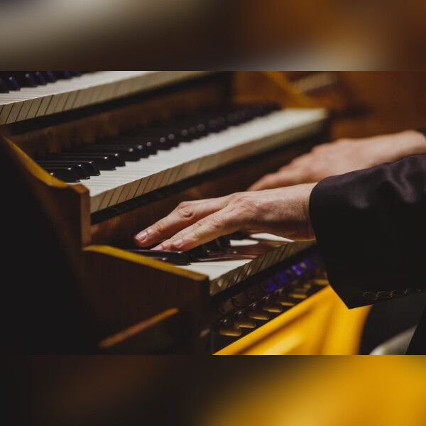 Музыкальные спирали: орган и рояль